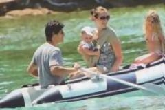 ΦΩΤΟΓΡΑΦΙΕΣ: Ο Σάκης Ρουβάς βαρκάρης στη Σκιάθο