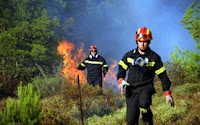 Πύρινος Αρμαγεδδών στην Κερατέα – Καίγονται σπίτια και περιουσίες - Φωτογραφία 1