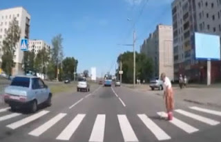 Αν δείτε την συγκεκριμένη γιαγιά στον δρόμο, μη τη βοηθήσετε! [video] - Φωτογραφία 1