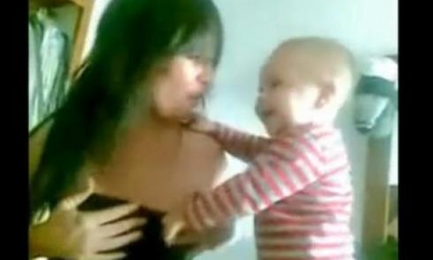 VIDEO: Αγοράκι προσπαθεί να ξεγυμνώσει φίλη της μαμάς του! - Φωτογραφία 1
