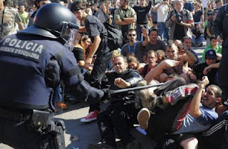 Πυρά αστυνομικών κατά διαδηλωτών στην Ισπανία! - Φωτογραφία 1