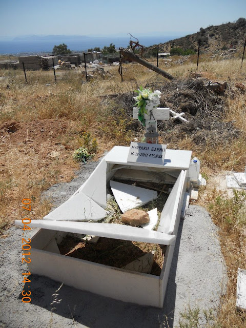 Φωτογραφίες από τις καταστροφές τάφων στο νέο Κοιμητήριο Γλυφάδας... - Φωτογραφία 2