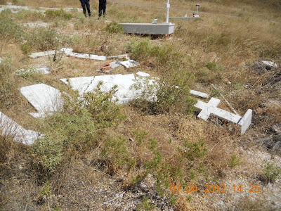 Φωτογραφίες από τις καταστροφές τάφων στο νέο Κοιμητήριο Γλυφάδας... - Φωτογραφία 4