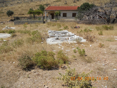 Φωτογραφίες από τις καταστροφές τάφων στο νέο Κοιμητήριο Γλυφάδας... - Φωτογραφία 5