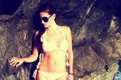 Η Αθηνά Οικονομάκου «φλερτάρει» με τα κύματα! (φωτό)