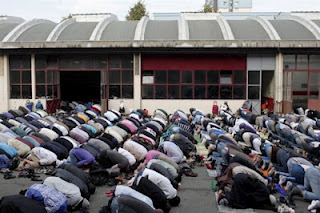 Στη Βρετανία τιμωρούν τους μαθητές γιατί αρνούνται να προσευχηθούν στον Αλλάχ! - Φωτογραφία 1