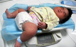 ΔΕΙΤΕ: Μωρό-γίγας γεννήθηκε στην Κίνα - Φωτογραφία 1