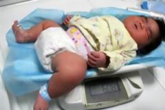 ΔΕΙΤΕ: Μωρό-γίγας γεννήθηκε στην Κίνα