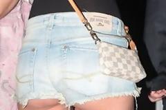 ΔΕΙΤΕ: Γνωστή Ελληνίδα βγήκε έξω με καυτό σορτσάκι!!!