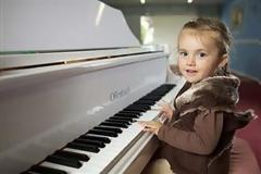 ΔΕΙΤΕ: Δεσποινίς Μότσαρτ 2 ετών!