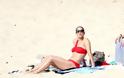 ΔΕΙΤΕ:  H Jennifer Lopez με καυτό κόκκινο μπικίνι στην παραλία!