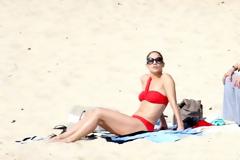 ΔΕΙΤΕ:  H Jennifer Lopez με καυτό κόκκινο μπικίνι στην παραλία!