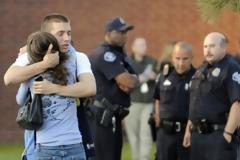 ΣΠΑΡΑΧΤΙΚΕΣ ΦΩΤΟ: Θρήνος μετά το μακελειό στην πρεμιέρα του Μπάτμαν