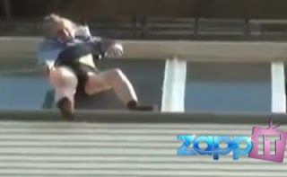 VIDEO | Γιαγιά έπεσε από τον 8ο όροφο και τη γλίτωσε το φόρεμά της!  GIAGIA - Φωτογραφία 1