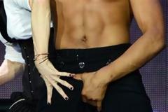 ΔΕΙΤΕ: Το... παράκανε στη σκηνή