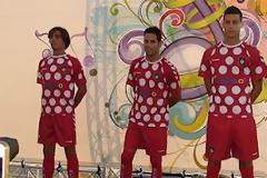 ΕΠΙΕΙΚΩΣ... ΠΑΡΑΞΕΝΗ Η ΝΕΑ ΕΜΦΑΝΙΣΗ ΤΗΣ ΟΥΕΛΒΑ! (PHOTOS)