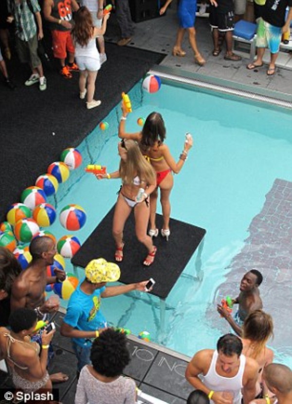 Οι Νεοϋορκέζοι κάνουν μπικίνι πάρτι στις ταράτσες (pics) - Φωτογραφία 4