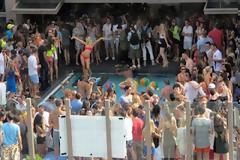 Οι Νεοϋορκέζοι κάνουν μπικίνι πάρτι στις ταράτσες (pics)