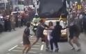Λονδίνο..Φωνάζοντας Αλάχ Ακμπάρ νεαρός ισλαμιστής προσπάθησε να αρπάξει τη δάδα με την Ολυμπιακή Φλόγα..(Βίντεο)
