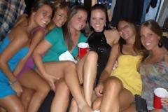 Καυτά σορτσάκια ή μίνι φούστες; Τι τραβάει περισσότερο τους άντρες;