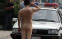 Γυμνός άνδρας δημιουργεί χάος στους δρόμους [photos] - Φωτογραφία 1