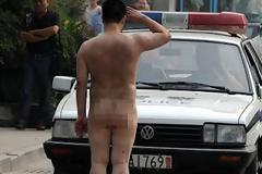 Γυμνός άνδρας δημιουργεί χάος στους δρόμους [photos]