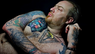 Τραγουδιστής της όπερας κόπηκε από φεστιβάλ γιατί είχε tattoo με σβάστικα - Φωτογραφία 1