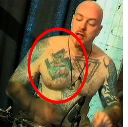 Τραγουδιστής της όπερας κόπηκε από φεστιβάλ γιατί είχε tattoo με σβάστικα - Φωτογραφία 2