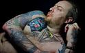 Τραγουδιστής της όπερας κόπηκε από φεστιβάλ γιατί είχε tattoo με σβάστικα - Φωτογραφία 1