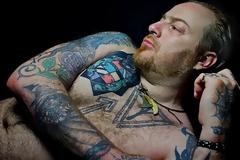 Τραγουδιστής της όπερας κόπηκε από φεστιβάλ γιατί είχε tattoo με σβάστικα