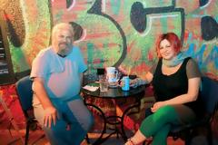 Οι άστεγοι έφτιαξαν ουζερί και σερβίρουν... μαθήματα ζωής