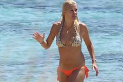 ΔΕΙΤΕ: Δείτε την... χωρίς ρετούς στην παραλία!