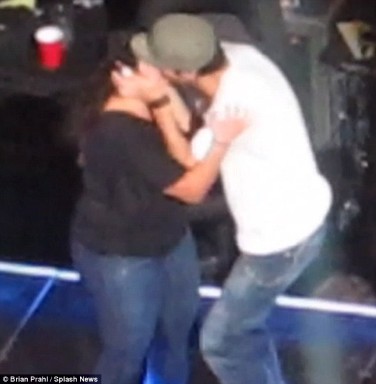 Φίλησε θαυμάστρια στο στόμα ο Enrique Iglesias! - Φωτογραφία 1