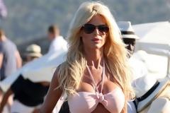 Η Victoria Silvstedt... ανάβει φωτιές στο St Tropez