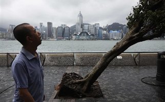 Το Χονγκ Κονγκ χτυπήθηκε από ισχυρό τυφώνα - Φωτογραφία 1