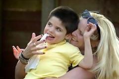 Δεν μπορεί να σταματήσει να τρώει… το δωμάτιό του!