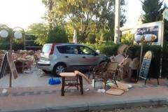 ΦΩΤΟ: Οδηγός υπέστη ανακοπή, το Ι.Χ. μπήκε σε κέντρο, τραυμάτισε κόσμο και μετά… αναστήθηκε!