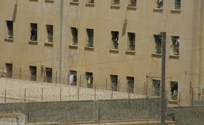 «Διακοσμητικό συντριβάνι» η «πισίνα» στις φυλακές Κορυδαλλού - Φωτογραφία 1