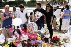 Ο... Μπάτμαν δίπλα στα θύματα του μακελειού