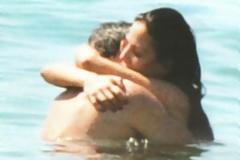 Δ. Ματσούκα: Καυτά φιλιά με το νέο της σύντροφο στην παραλία!