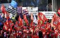 Διαδήλωσαν στο Παρίσι οι εργαζόμενοι της Peugeot κόντρα στις απολύσεις