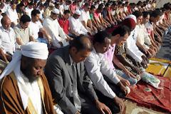 Το Υπουργείο ΠΡΟΠΟ διατάσσει τους αστυνομικούς να γίνουν “επίτροποι” των μουσουλμάνων κρατουμένων