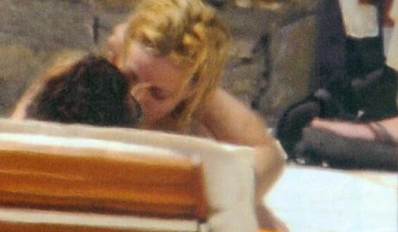 Ποιο ζευγάρι της showbiz αντάλλασσε καυτά φιλιά... by the pool; - Φωτογραφία 2