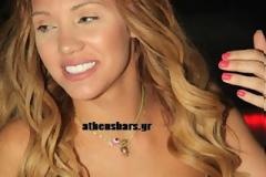 Η Σάσα Μπάστα με μπούστο έτοιμο να εκραγεί διασκεδάζει σε νυχτερινό κέντρο! [Photos]