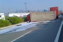 Σύγκρουση βυτιοφόρου με φορτηγό στην εθνική οδό. Τρόμος για το επικίνδυνο φορτίο