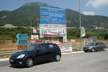 Κάλυψαν με αφίσες και πανό πινακίδες της Εγνατίας! - Φωτογραφία 3