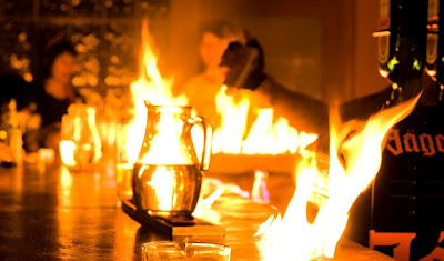 Σύρος: Θαμώνας σκότωσε τον ιδιοκτήτη και έβαλε φωτιά σε πελάτη σε μπαρ - Φωτογραφία 1