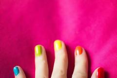 8 καλοκαιρινά χρώματα μανό που πρέπει να δοκιμάσετε!