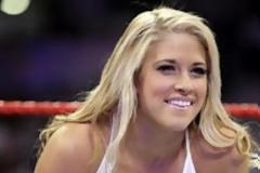 ΕΙΝΑΙ SEXY ΑΛΛΑ... ΔΕΡΝΕΙ! (VIDEOS & PHOTOS)