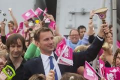 ΒΡΕΧΕΙ ΚΑΙ... ΚΑΜΠΑΝΕΣ ΣΤΟ ΛΟΝΔΙΝΟ! *ΒΙΝΤΕΟ*